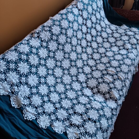 Vintage Hand Crochet Lace Tablecloth Floral Ivory Cotton Boho Farmhouse 70x60 in - Picture 3 of 6